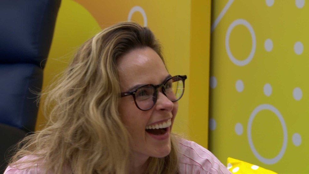 Ana Paula Renault acorda a casa com o Toque de Despertar da Central do Líder e se diverte  — Foto: GLOBO