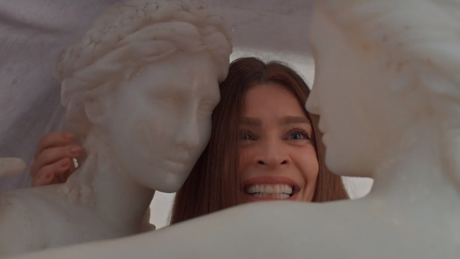 Arminda surta ao ver a estátua das Três Graças na caminhonete de Joaquim