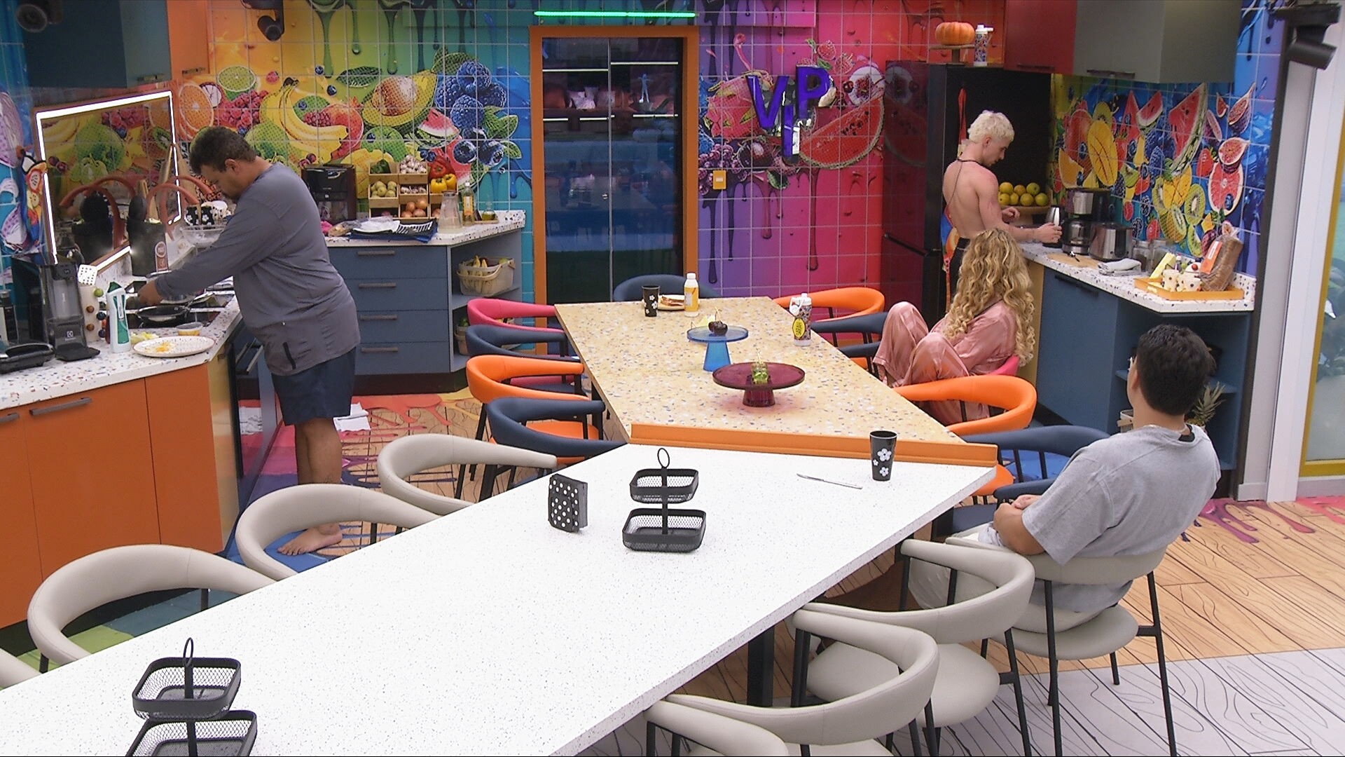 No BBB 26, Juliano Floss pede ajuda de brothers para usar cafeteira: 'Nunca vi isso'