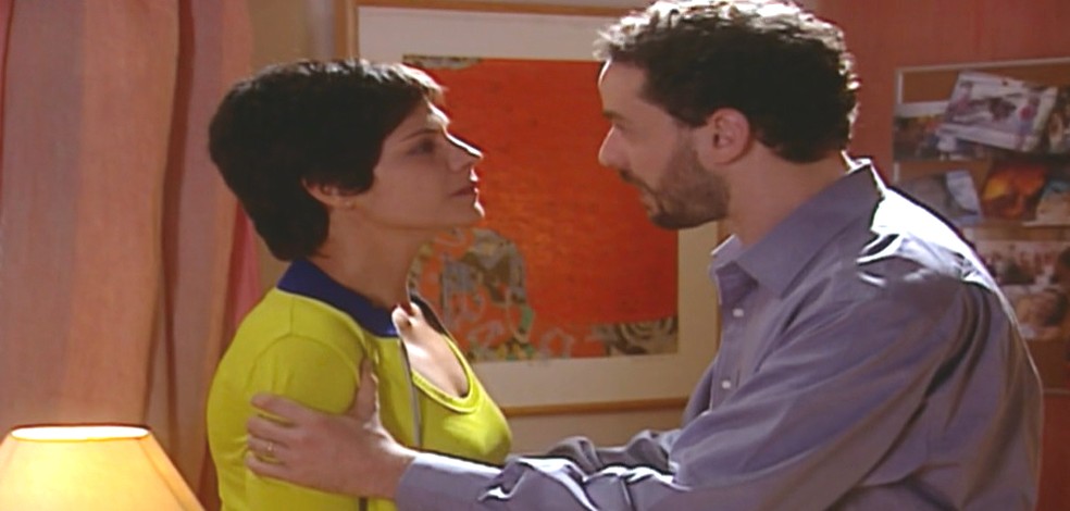 Em Mulheres Apaixonadas, Raquel (Helena Ranaldi) é agredida pelo marido, Marcos (Dan Stulbach) — Foto: TV Globo