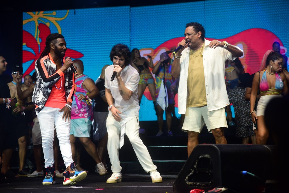 Fiuk canta com É o Tchan na Farofa da Gkay — Foto: AgNews