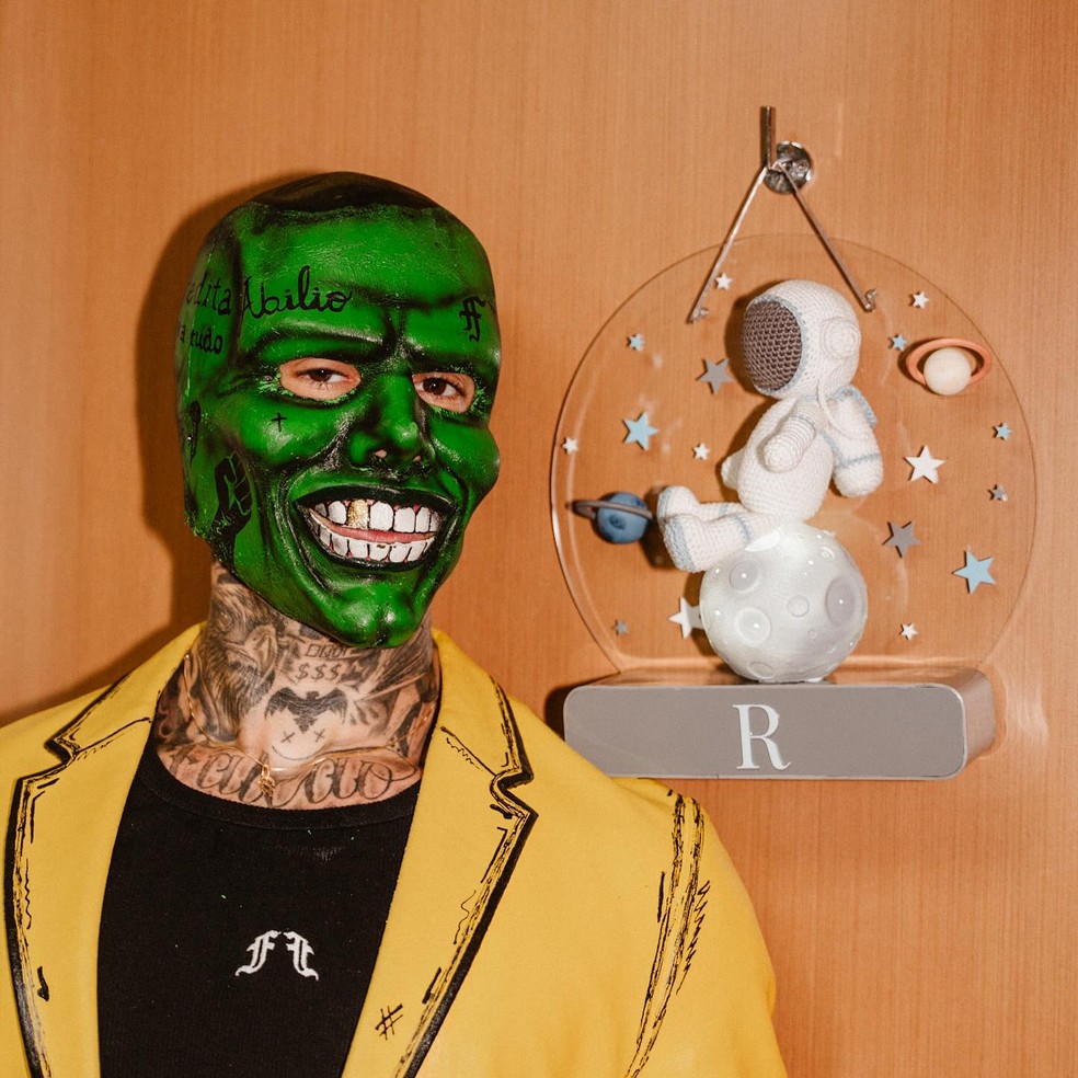 MC Daniel aparece na porta do quarto da maternidade e mostra letra no nome do filho — Foto: Reprodução/Instagram