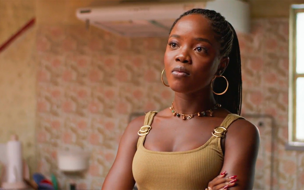 Dona de Mim: Leo fica chocada ao ver Samuel beijando Vivian e ouve que eles estão juntos