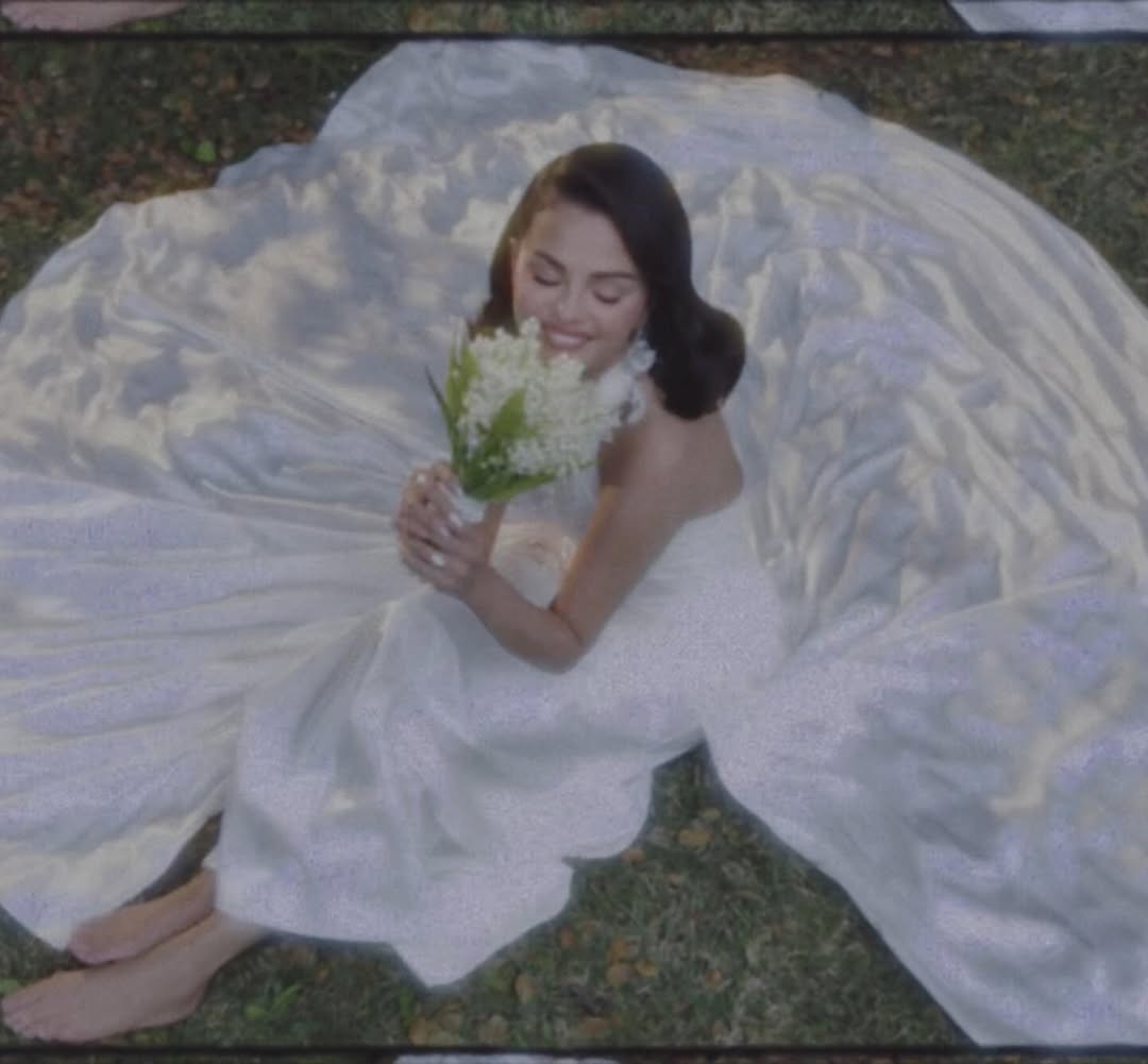 Selena Gomez abre álbum de casamento com Benny Blanco