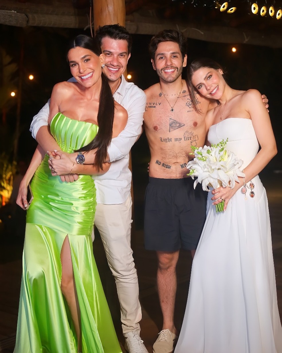Hugo e Guilherme com as mulheres, Juliete de Pieri (usando vestido verde) e Marcela Fortunato — Foto: Instagram