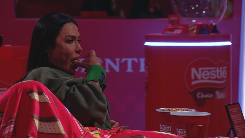whatsapp-image-2025-01-20-at-19.11.35-1- Gracyanne Barbosa come chocolate no BBB25