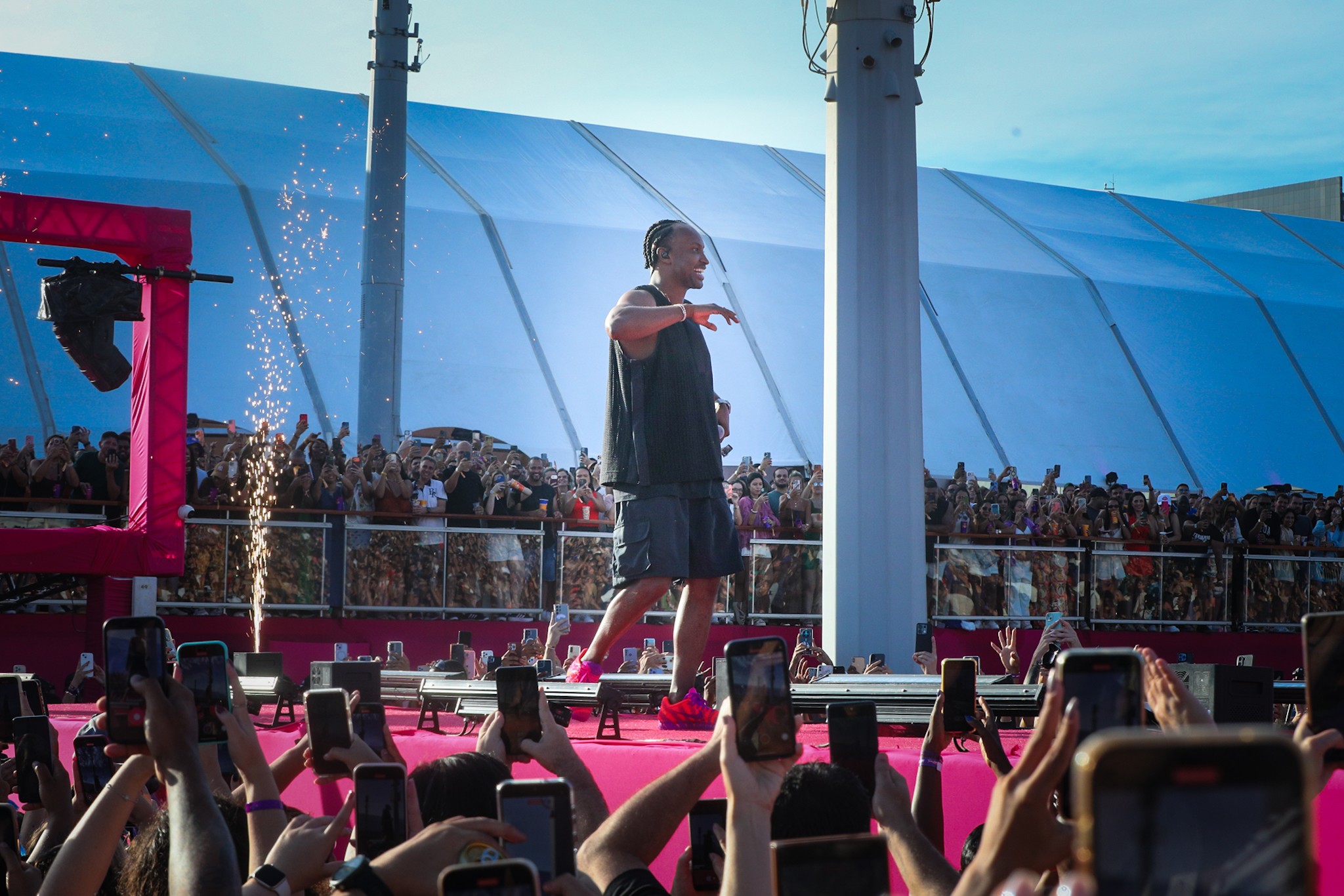 Famosos marcam presença na última 'Tardezinha' do Thiaguinho em São Paulo; veja looks!