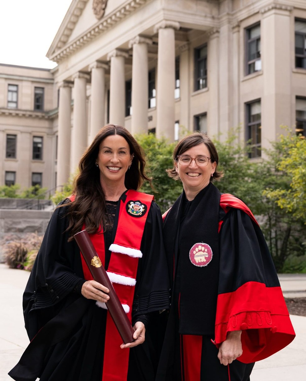 Alanis Morissette celebra doutorado honorário — Foto: Instagram