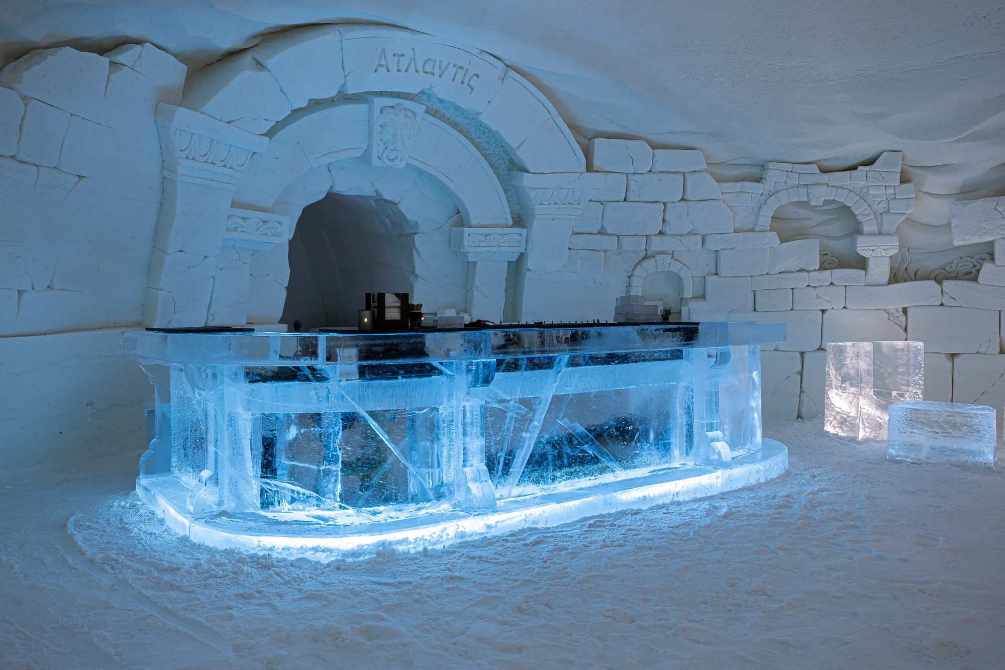 Anitta faz festa em salão de neve e gelo