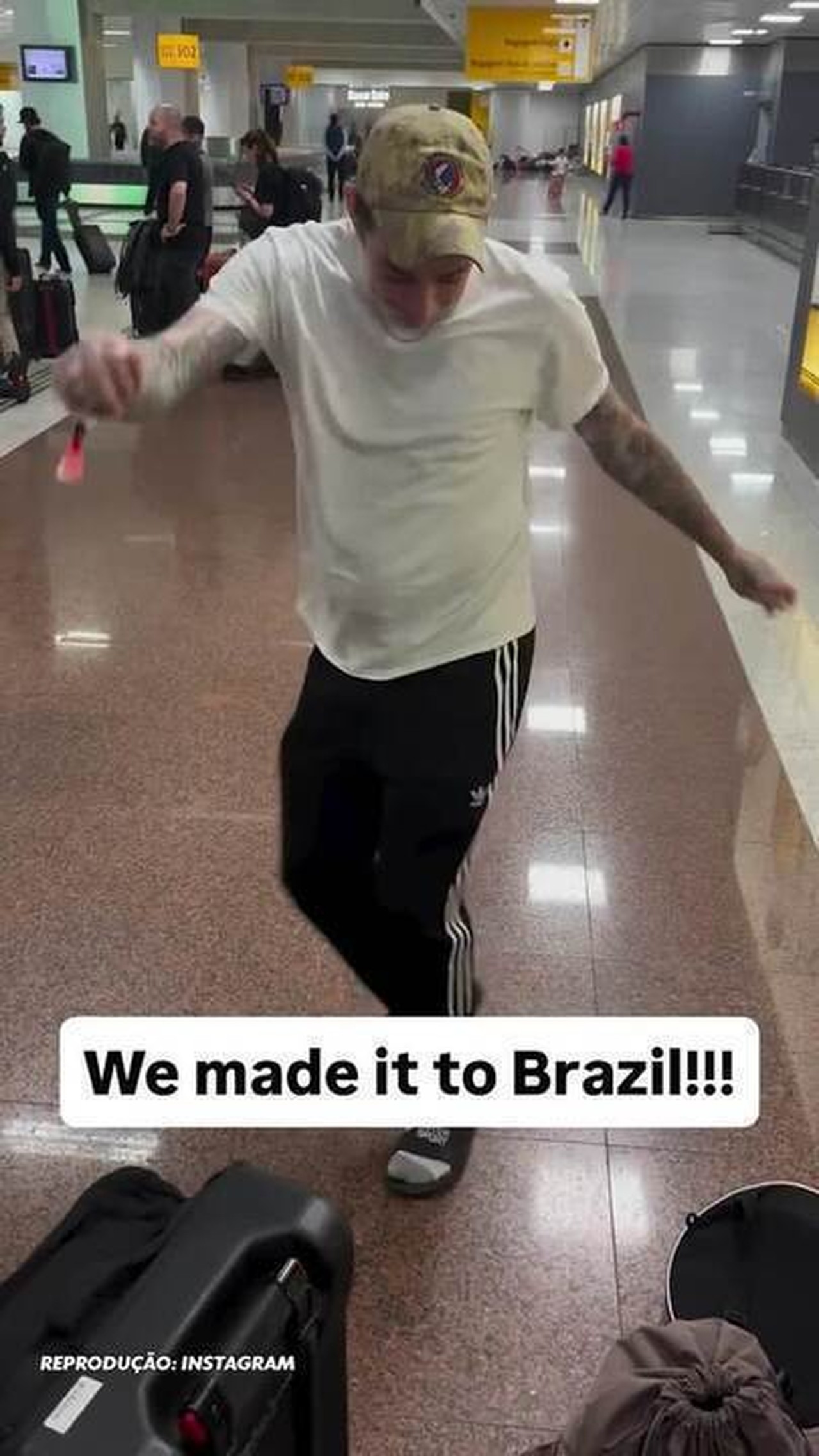 Atração do Lolla, integrante do Viagra Boys se arrisca no samba em aeroporto