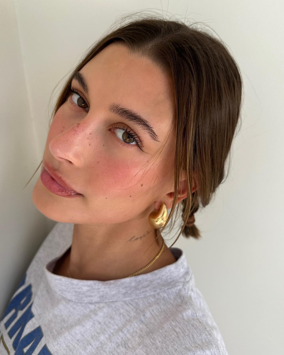 A maquiagem "strawberry girl", usada por Hailey Bieber, consiste em usar um blush rosado nas maçãs do rosto — Foto: Reprodução/Instagram