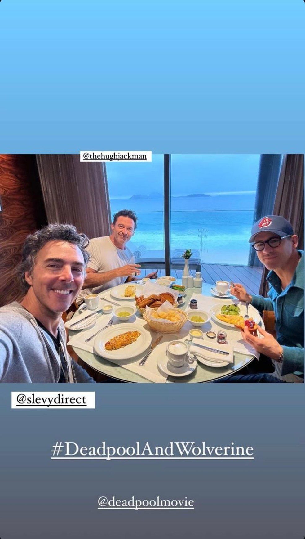 Ryan Reynolds e Hugh Jackman comem pão de queijo em café da manhã brasileiro — Foto: Reprodução Instagram