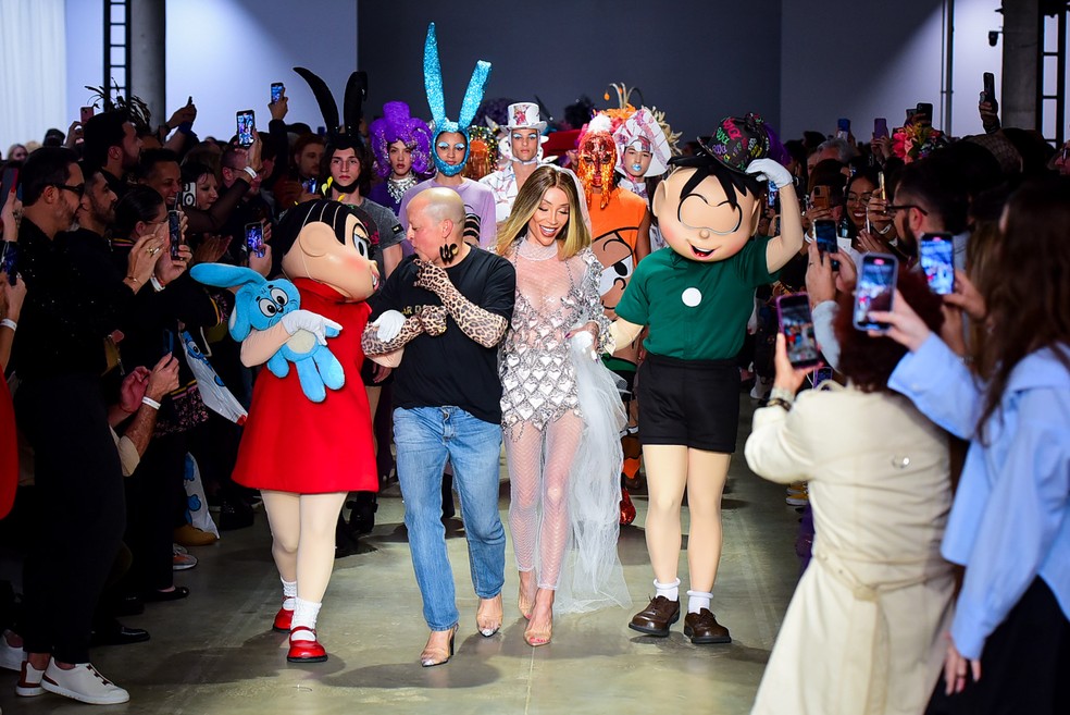 Maya Massafera desfila com 'vestido de noiva' transparente no SPFW — Foto: Brazil News