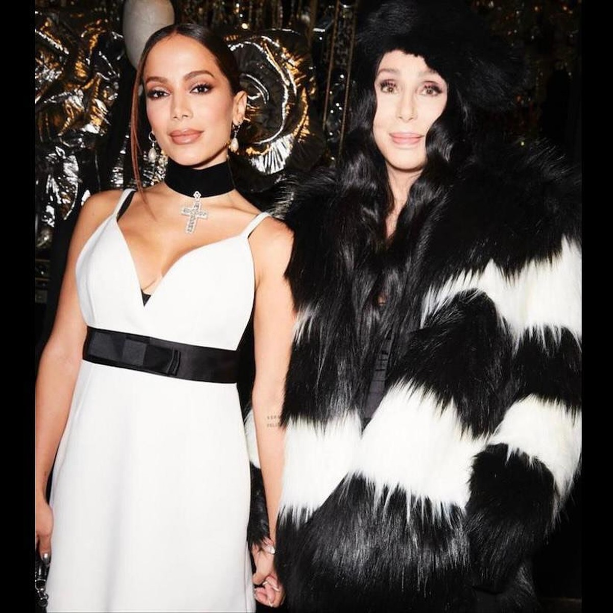 Ela venceu! Cher publica foto ao lado de Anitta em evento de moda em ...