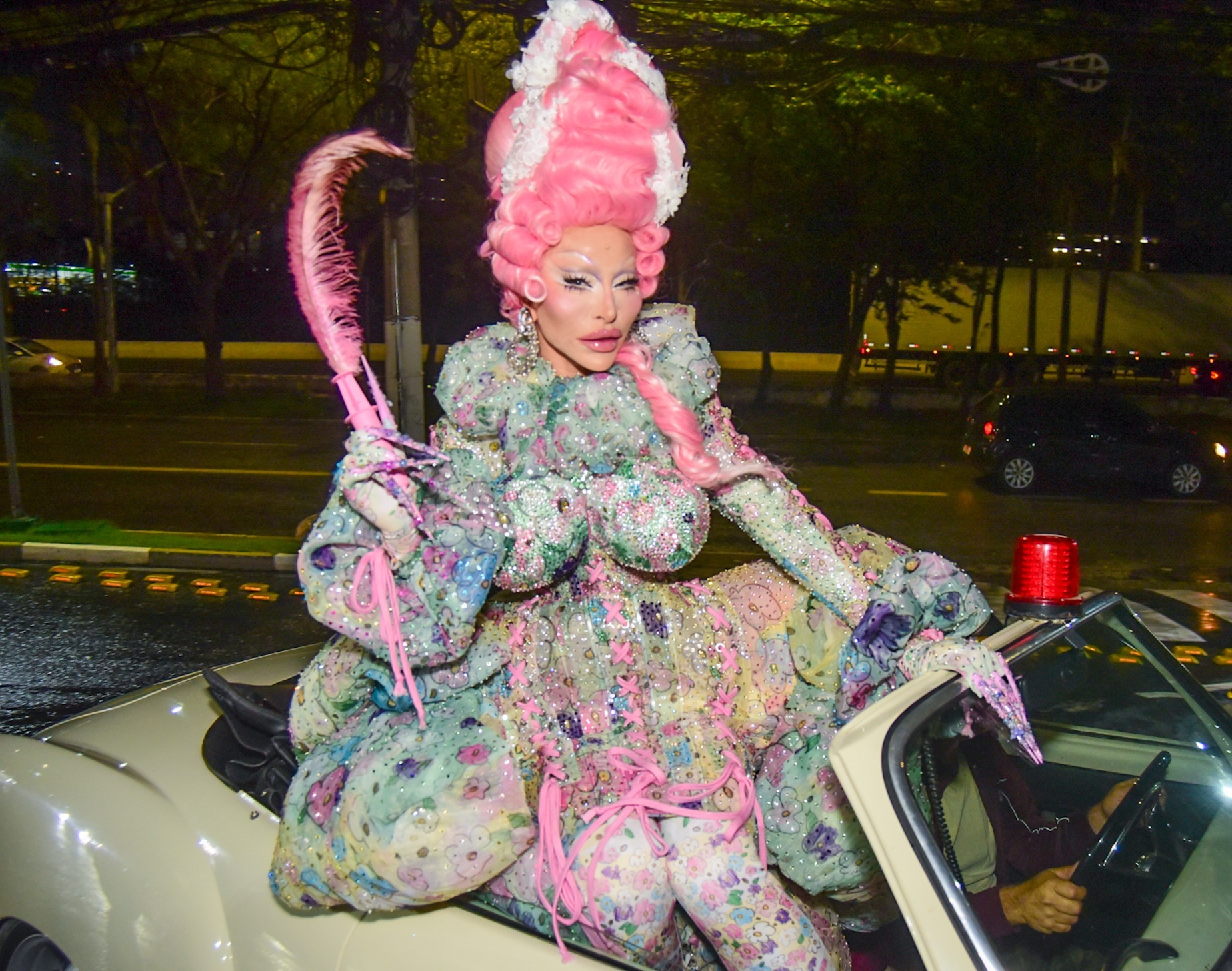 Sabrina Sato chega a baile de Halloween em São Paulo