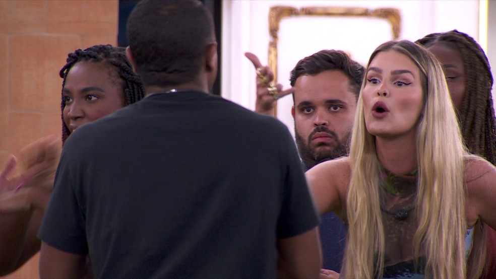 Yasmin grita com Davi durante treta generalizada no BBB 24 — Foto: Globo