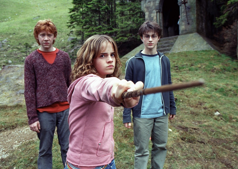 Rupert Grint, Emma Watson e Daniel Radcliffe nas gravações de 'Harry Potter e o Prisioneiro de Azkaban', terceiro filme da saga, em 2003, na Inglaterra — Foto: Getty Images