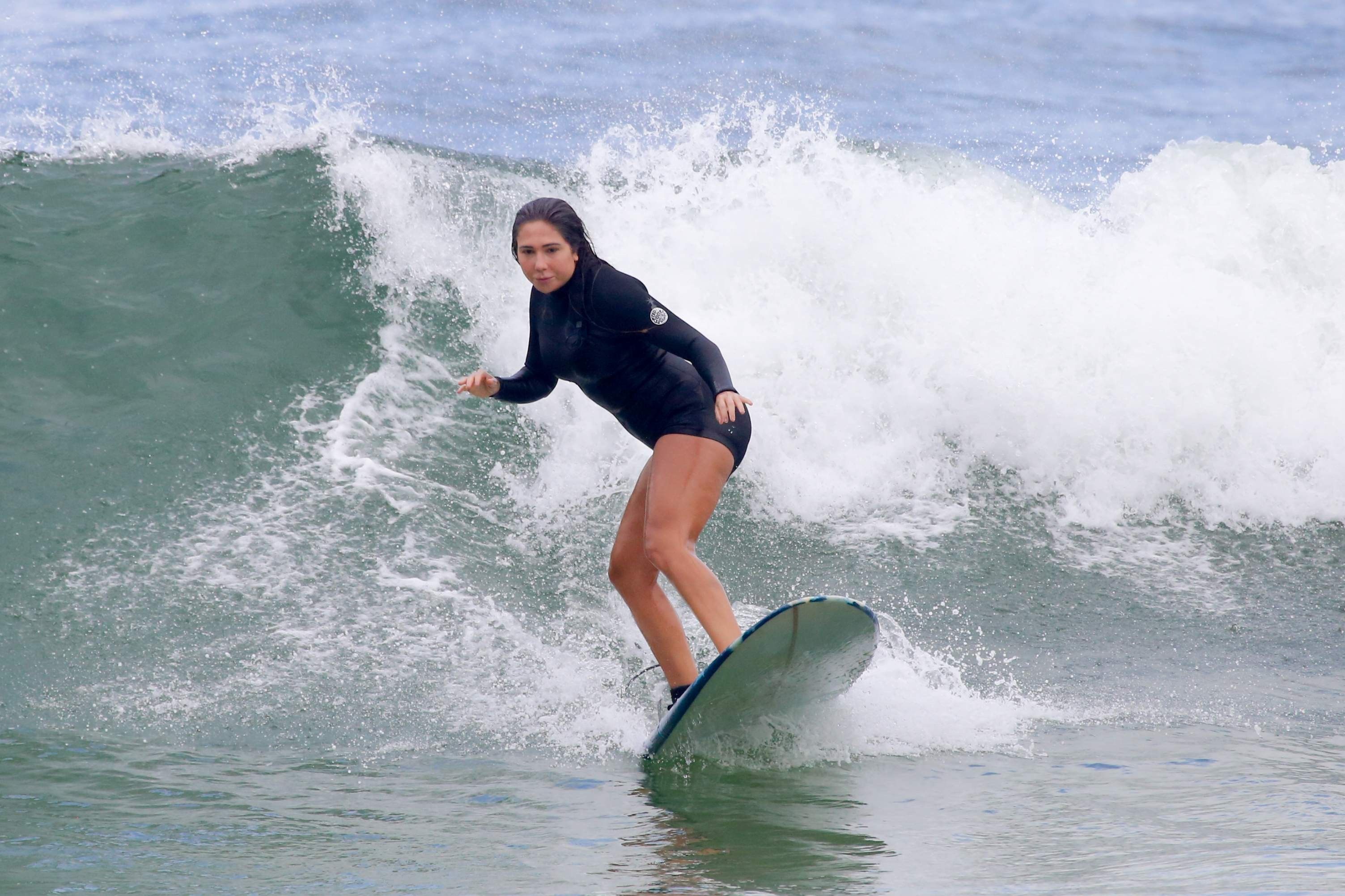Filha de Renato Gaúcho, Carol Portaluppi arrisca manobras em dia de surfe no Rio de Janeiro