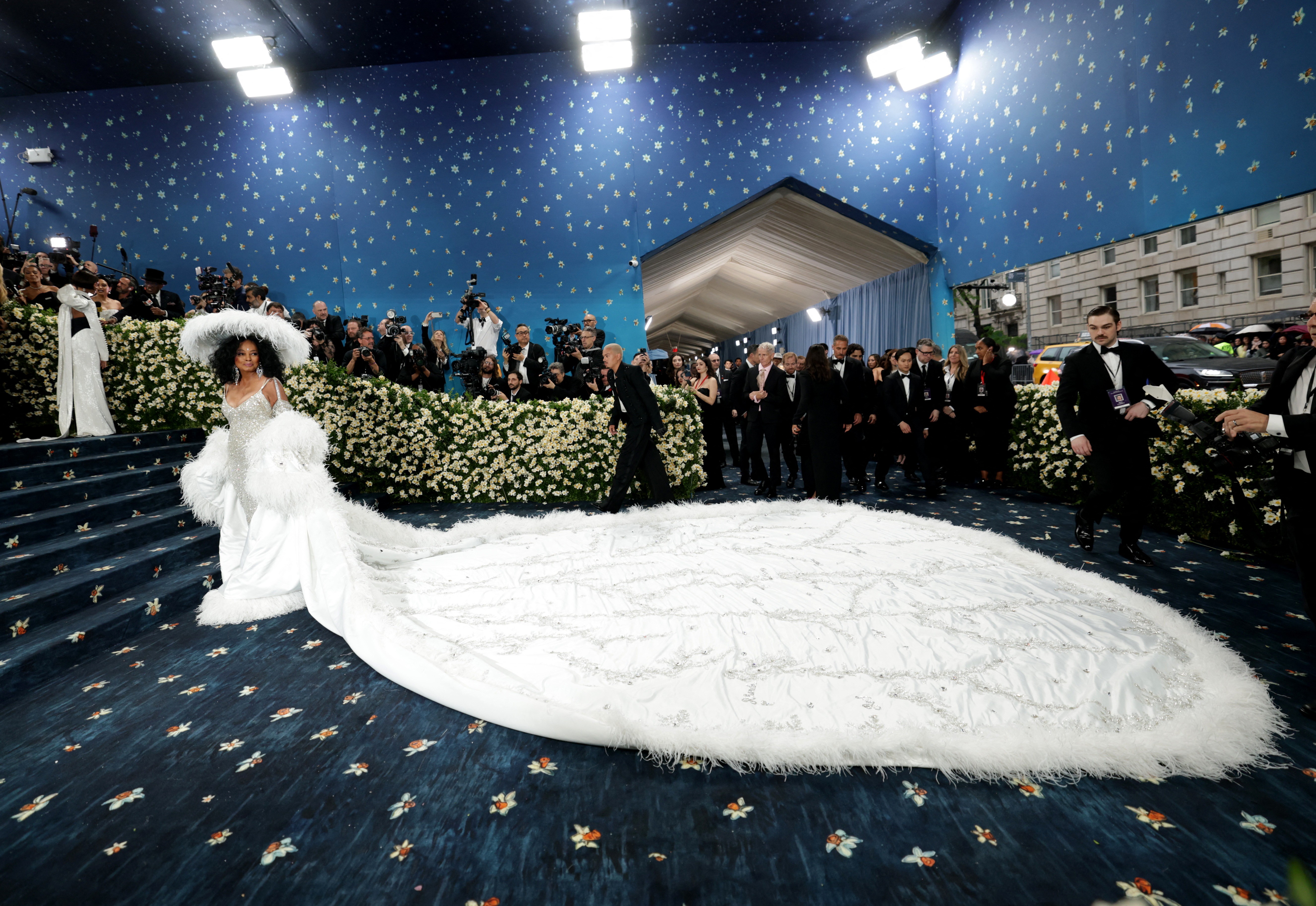 Met Gala 2025: vestidos 'quilométricos' chamam a atenção no tapete azul