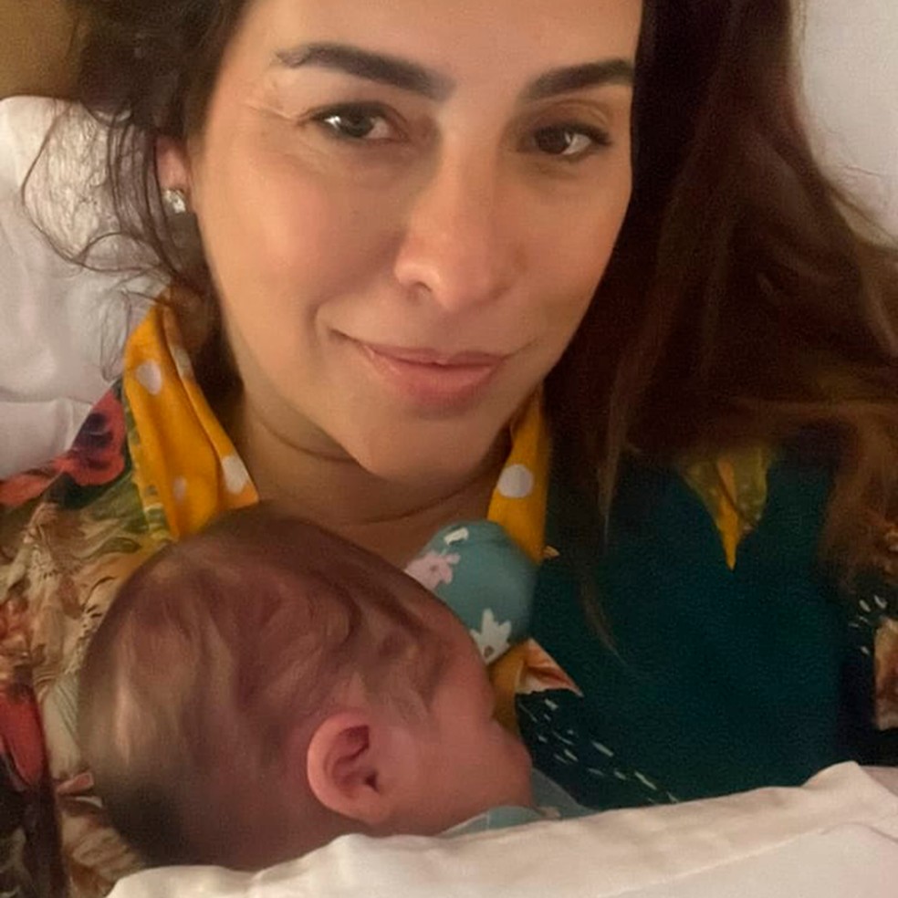 Fernanda Paes Leme com Pilar após deixar maternidade — Foto: Instagram