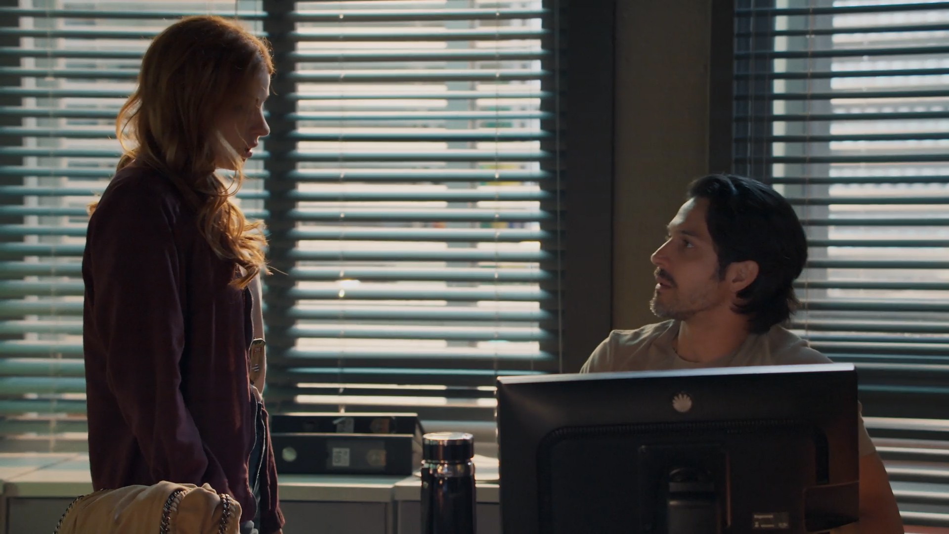 Três Graças: Paulinho e Juquinha investigam roubo da estátua escondido da polícia