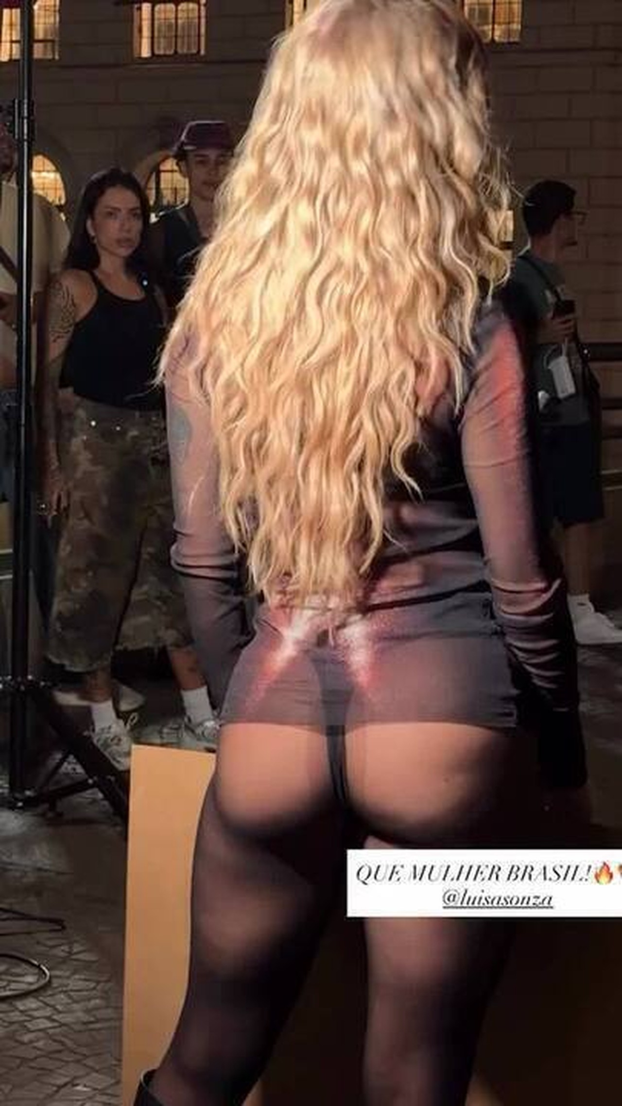 Luísa Sonza posa com vestido curto e bumbum à mostra no centro de São Paulo