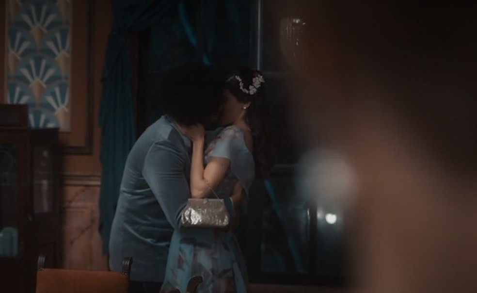 Gilda irá flagrar beijo de Marê e Orlando — Foto: Reprodução/TV Globo