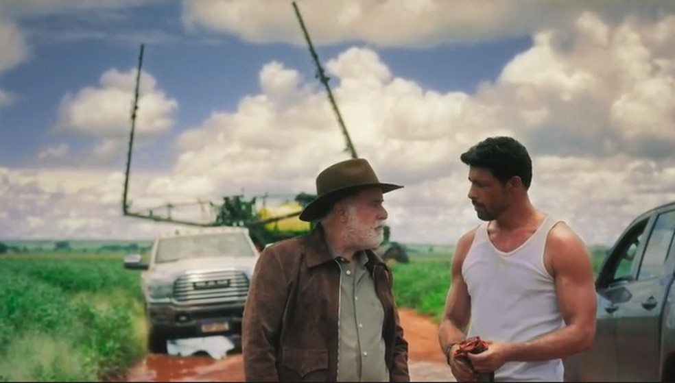 Caio (Cauã Reymond) está disposto a enfrentar o pai, Antônio (Tony Ramos), em 'Terra e Paixão' — Foto: Globo
