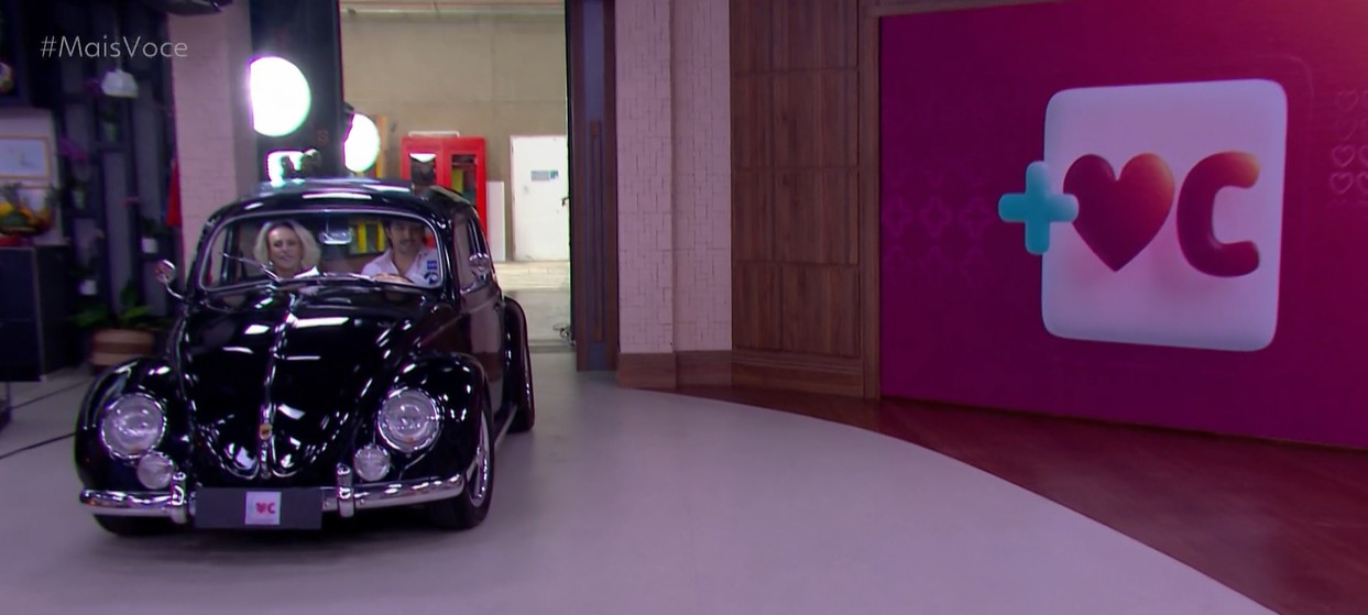 Romulo Estrela dirige fusca de Ana Maria Braga e 'dá passeio' com apresentadora: 'Uma paixão'