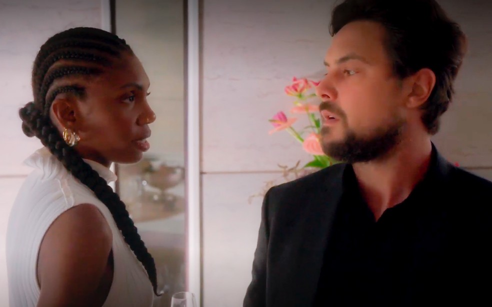 Taís (Késia) descobre verdade que Átila (Sergio Guizé) é casado com Lara (Deborah Secco) em Elas por Elas — Foto: Globo