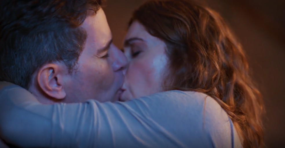 Em Coração Acelerado, Janete e Alaorzinho assumem relacionamento! — Foto: Globo