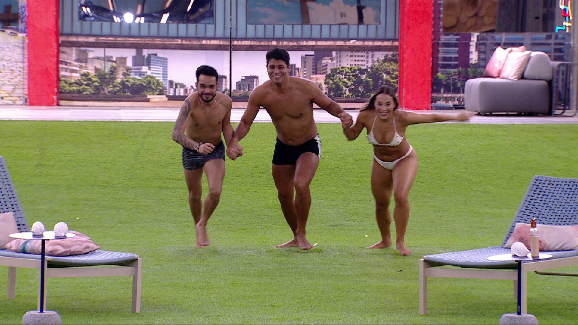 Finalistas do BBB 25 pulam na piscina e comemoram: 'Obrigado, Brasil'