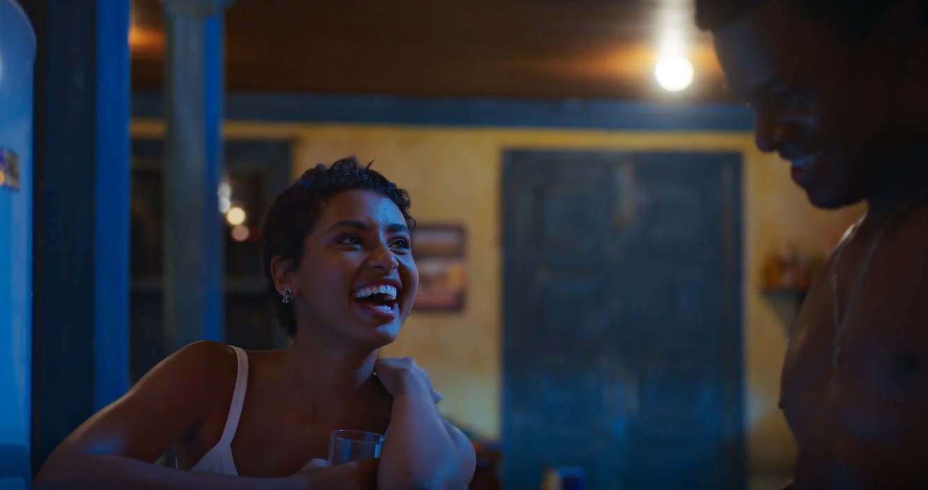 Em Coração Acelerado, Eduarda se encanta e joga charme para cima de Leandro: 'Qualquer coisa, você sabe onde eu moro'