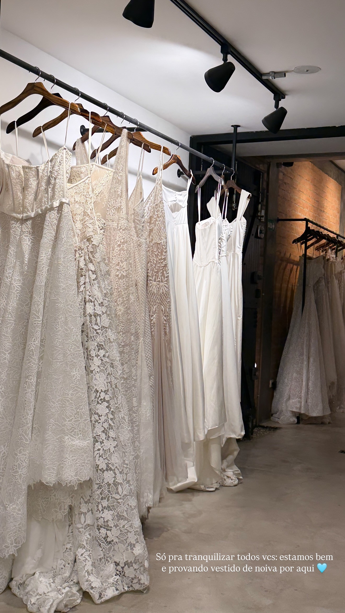 Lauana Prado compartilha foto de vestidos nas redes e revela: 'Provando vestido de noiva'