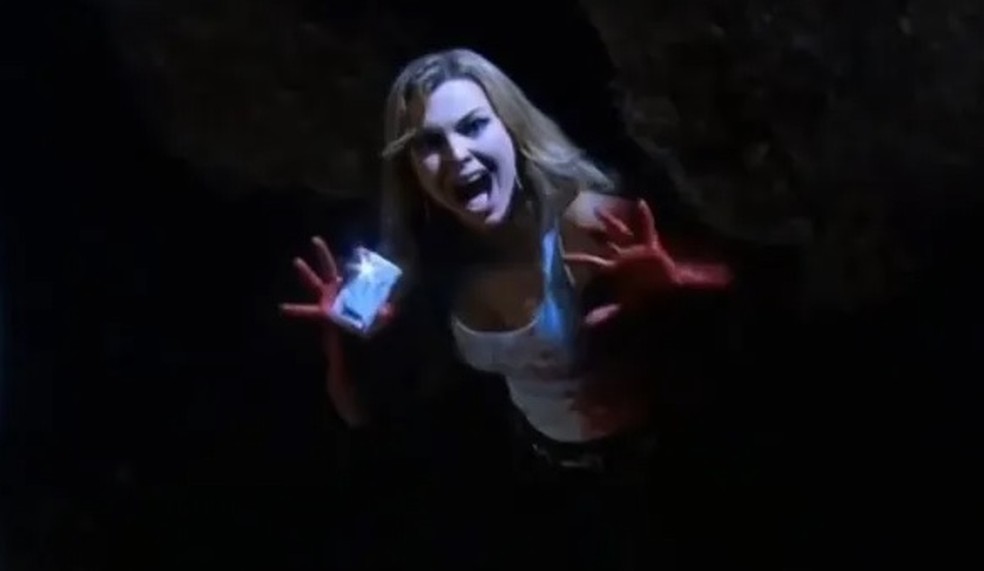 Devorada por lobos. Esse é o fim da vilã Kendra Ferreti (Marjorie de Souza) em Amores Verdadeiros — Foto: Reprodução