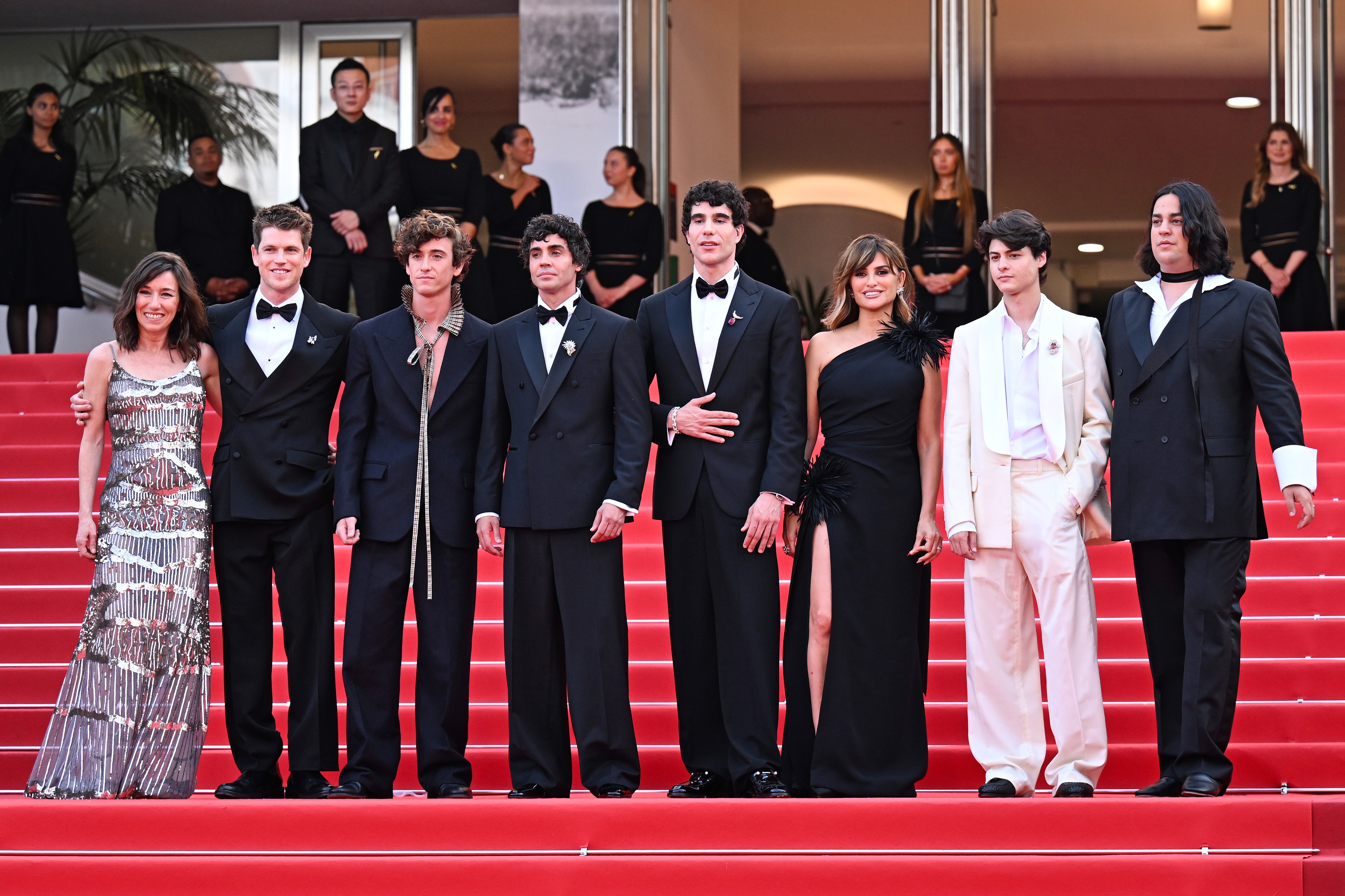 Festival de Cannes: Penélope Cruz, Miguel Bernardeau e elenco brilham na première de 'La Bola Negra'