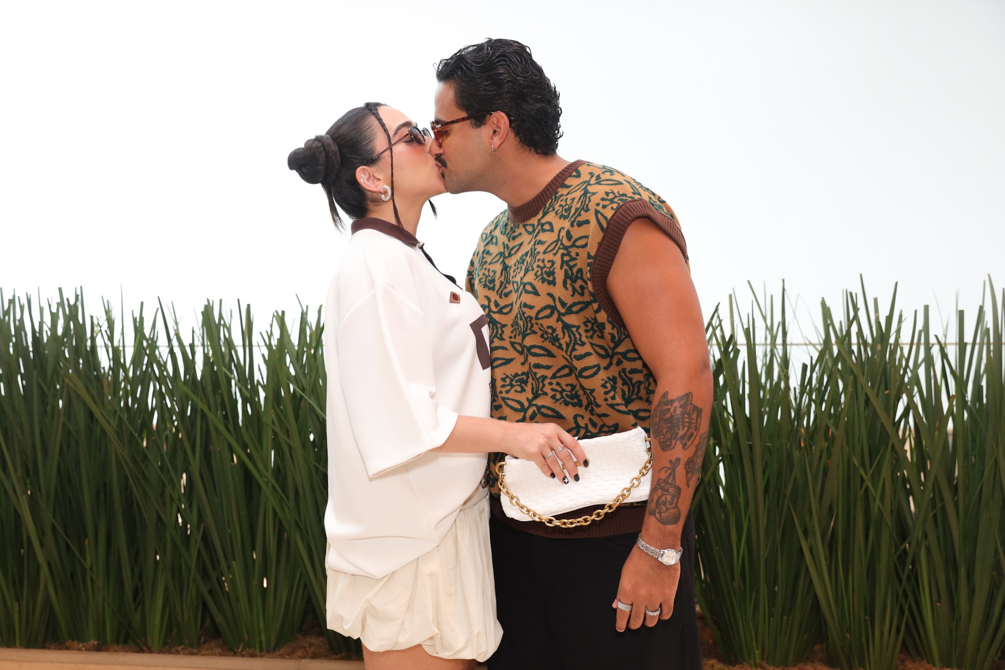 Giovanna Lima vai ao SPFW com camisa de Pizane e casal revela que faz 'troca-troca de guarda roupa'