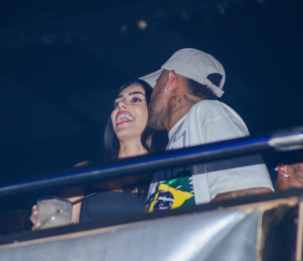 Neymar fala ao pé do ouvido com Bruna Biancardi em show do Thiaguinho — Foto: AgNews