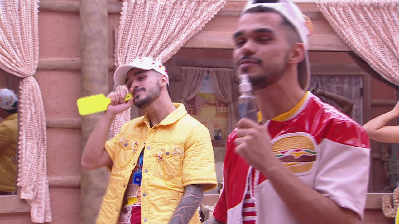 Gêmeos fazem serenata para Maike e Renata: 'Essa é a história de duas pessoas que se encontram no BBB'