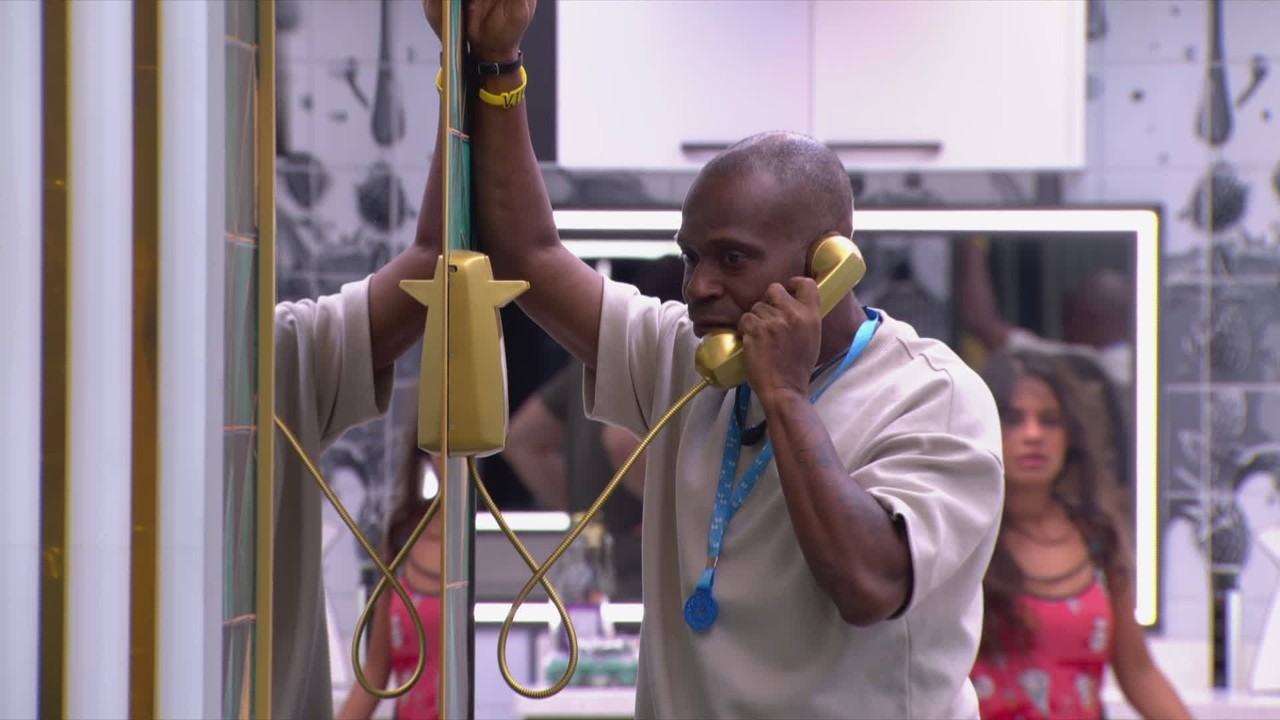 Edilson atende Big Fone durante ação e web reage: 'Discórdia e entretenimento'