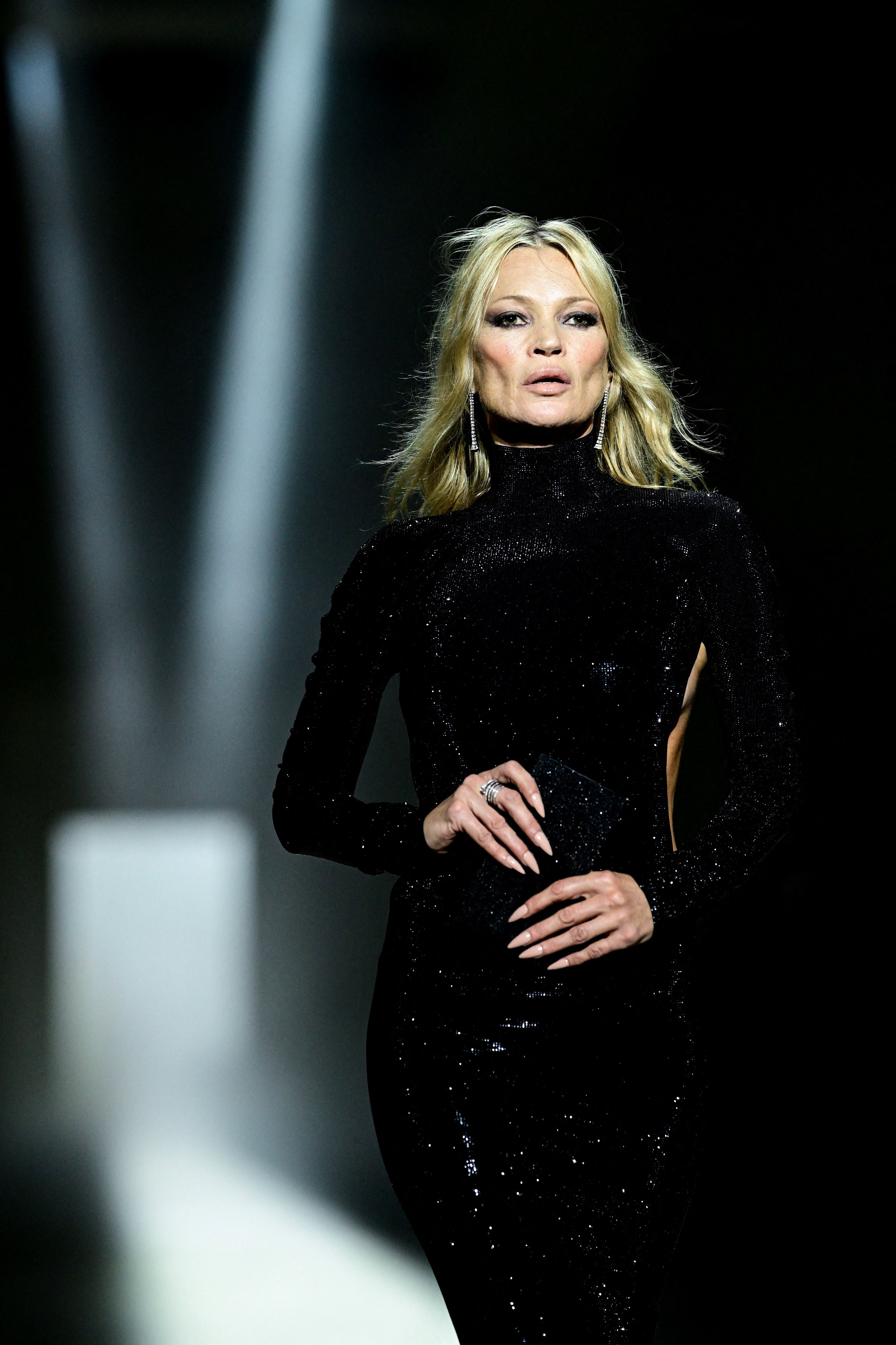 Desfile de Kate Moss com megadecote nas costas e fio-dental repercute na web: 'Lendária'