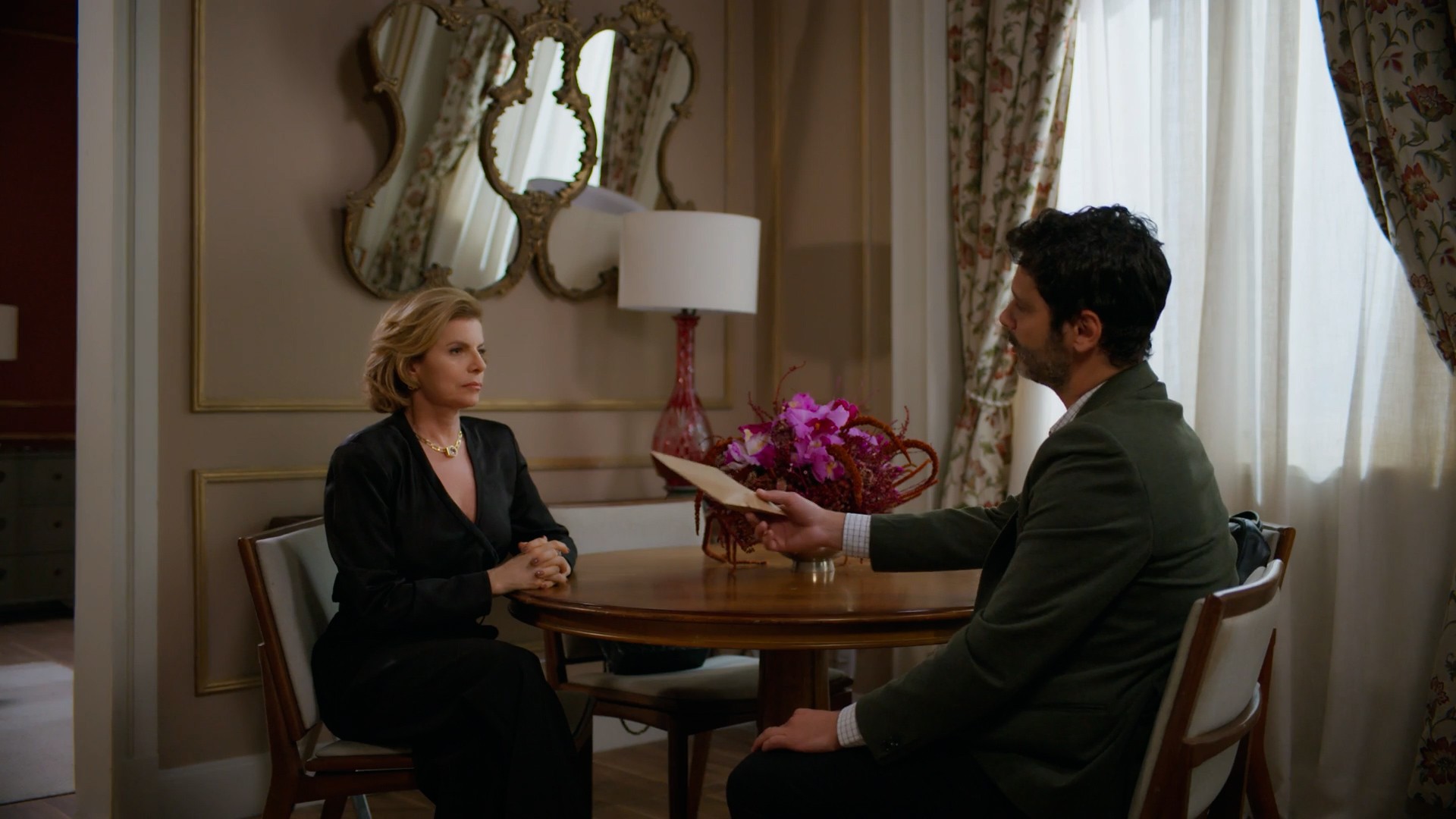 Vale Tudo: Odete planeja sabotar remédio de Marco Aurélio