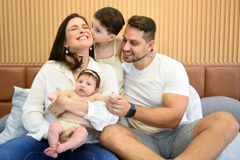 Bento beija a mãe Kamilla — Foto: Katia Rocha