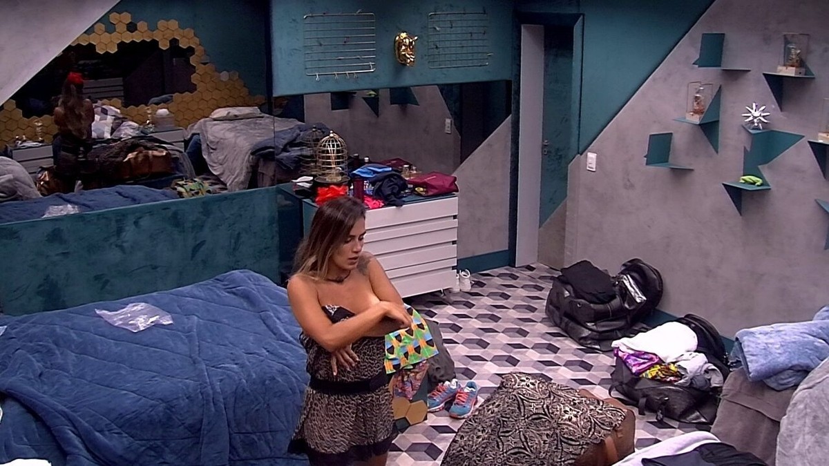 Carolina mostra demais ao trocar de roupa no Quarto Ouro