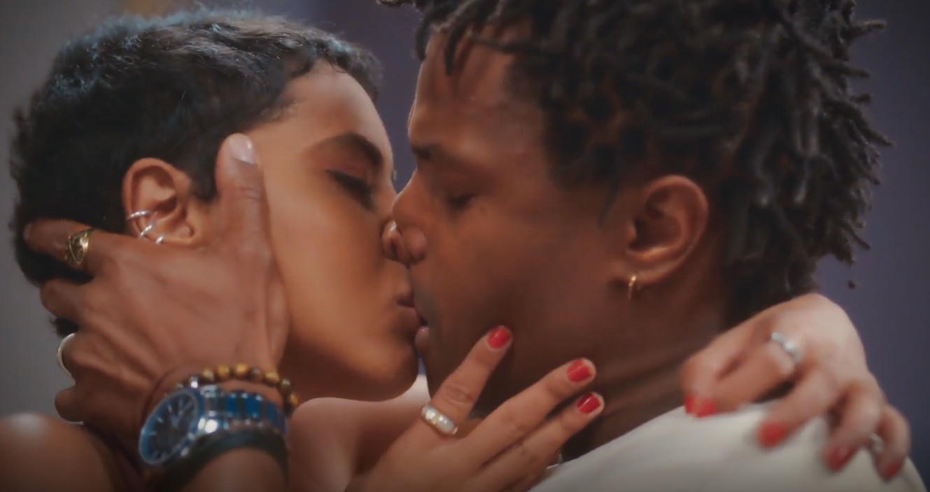 Coração Acelerado: Eduarda quebra promessa e não resiste ao beijão de Leandro
