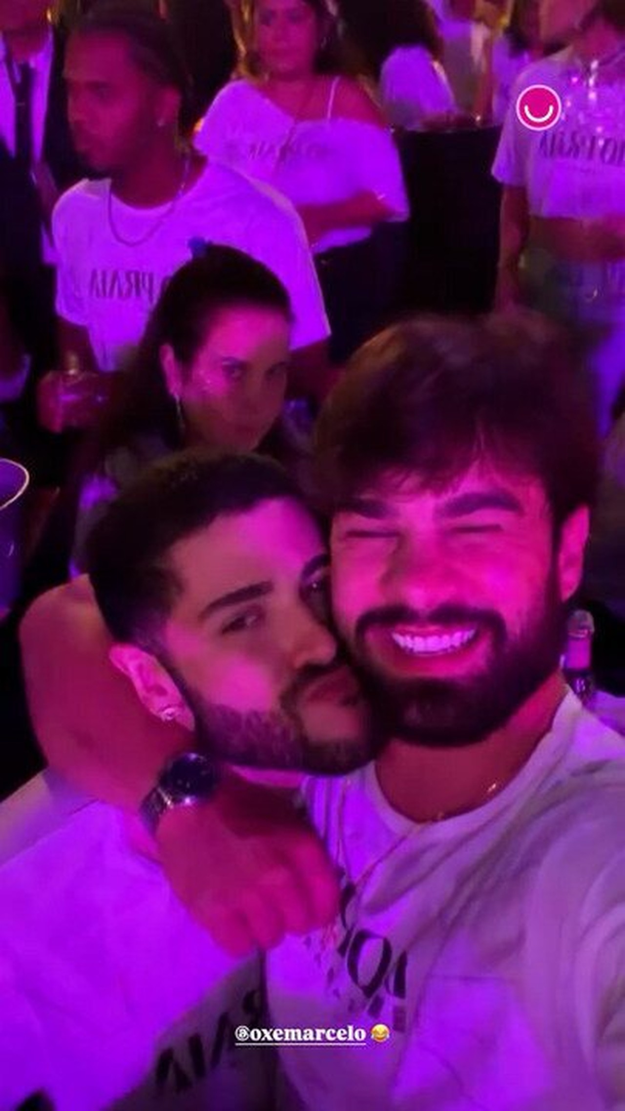 Fora do BBB 26, Marcelo posa de sunga em praia do Rio e ganha elogio de Paulo Augusto