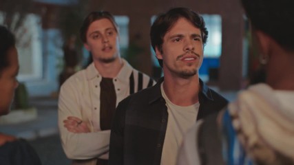 Max faz um escândalo na frente da Galeria