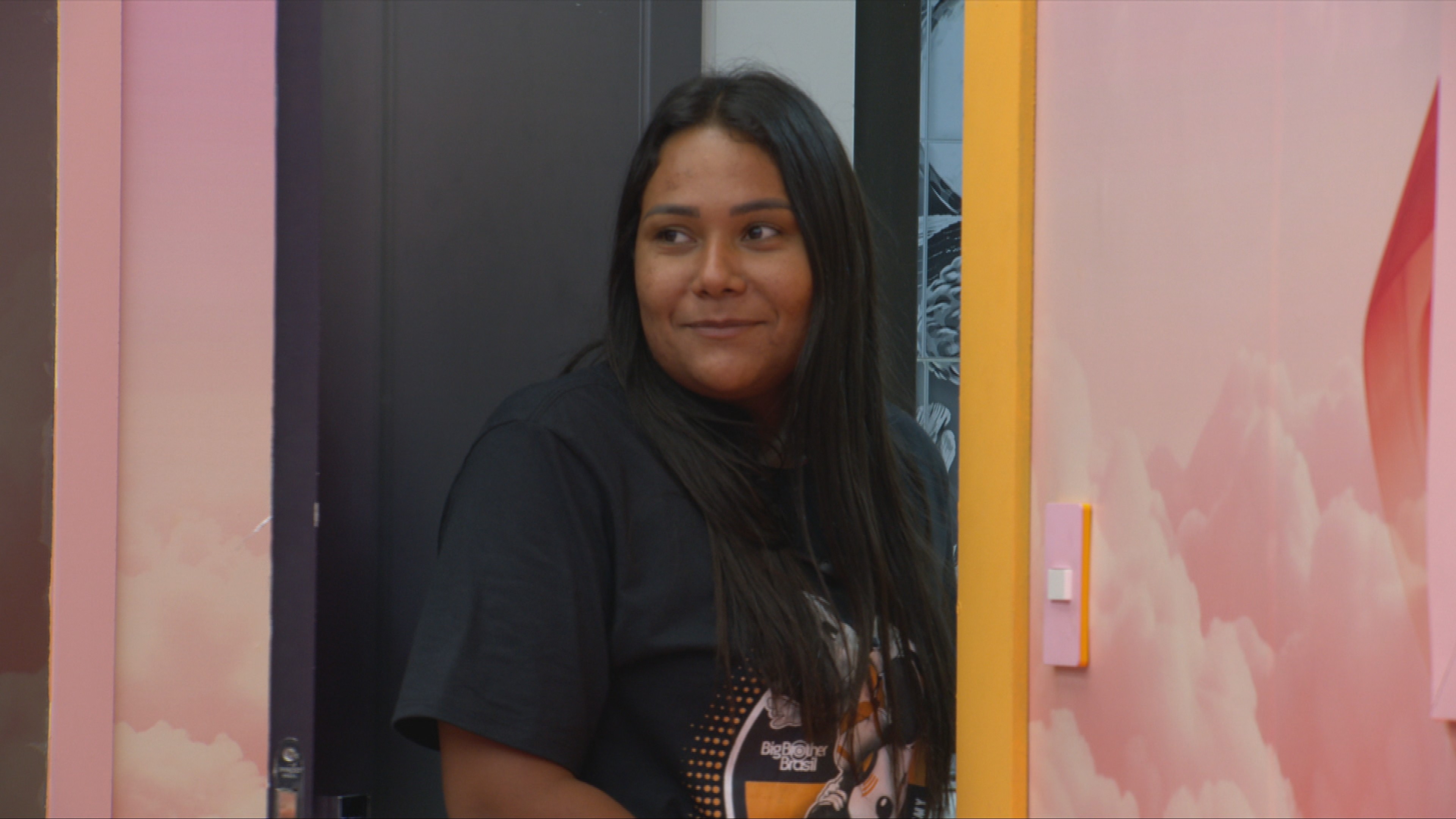 Chaiany revela beijo com Marciele e surpreende brothers: 'Beijinhos gostosos'