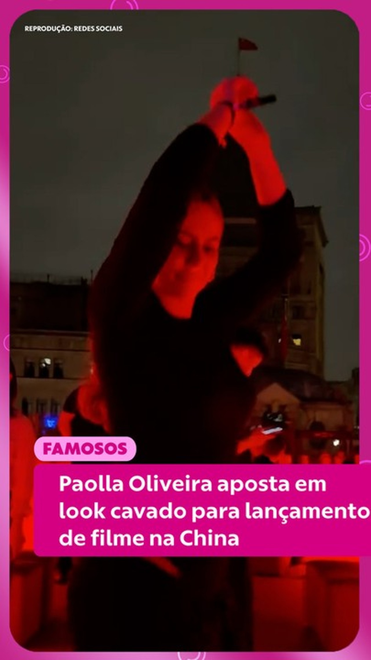 Paolla Oliveira aposta em look cavado para lançamento de filme na China
