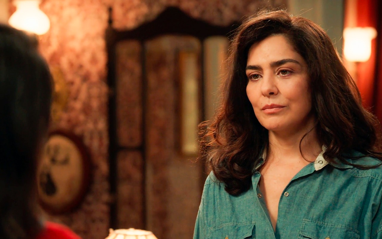 Êta Mundo Melhor!: Estela fica abismada ao descobrir fatos sobre passado de Miriam